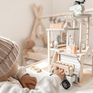 Lesena gasilska postaja z dodatki, gasilska brigada