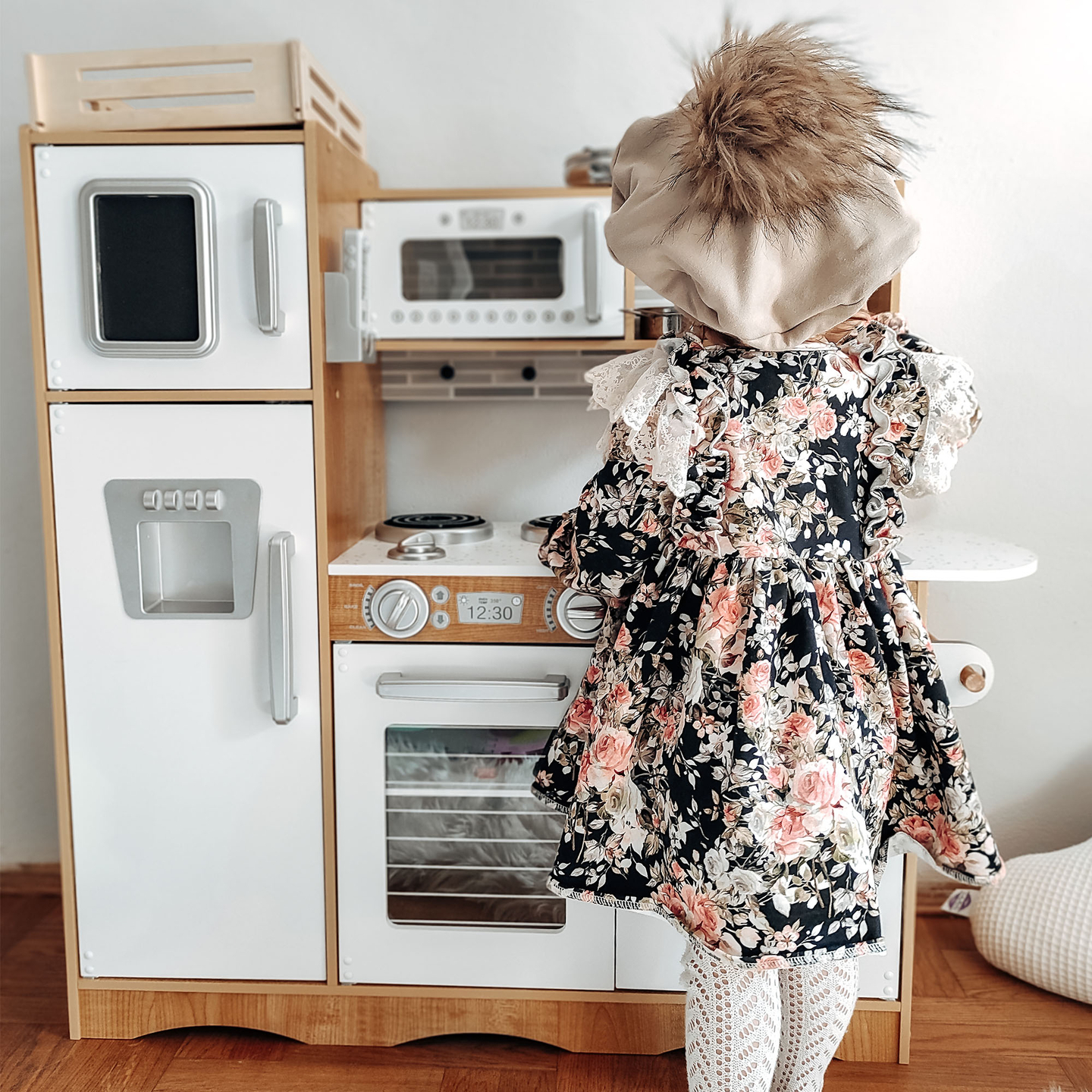 XXL lesena kuhinja z LED osvetlitvijo, predpasnikom in dodatki