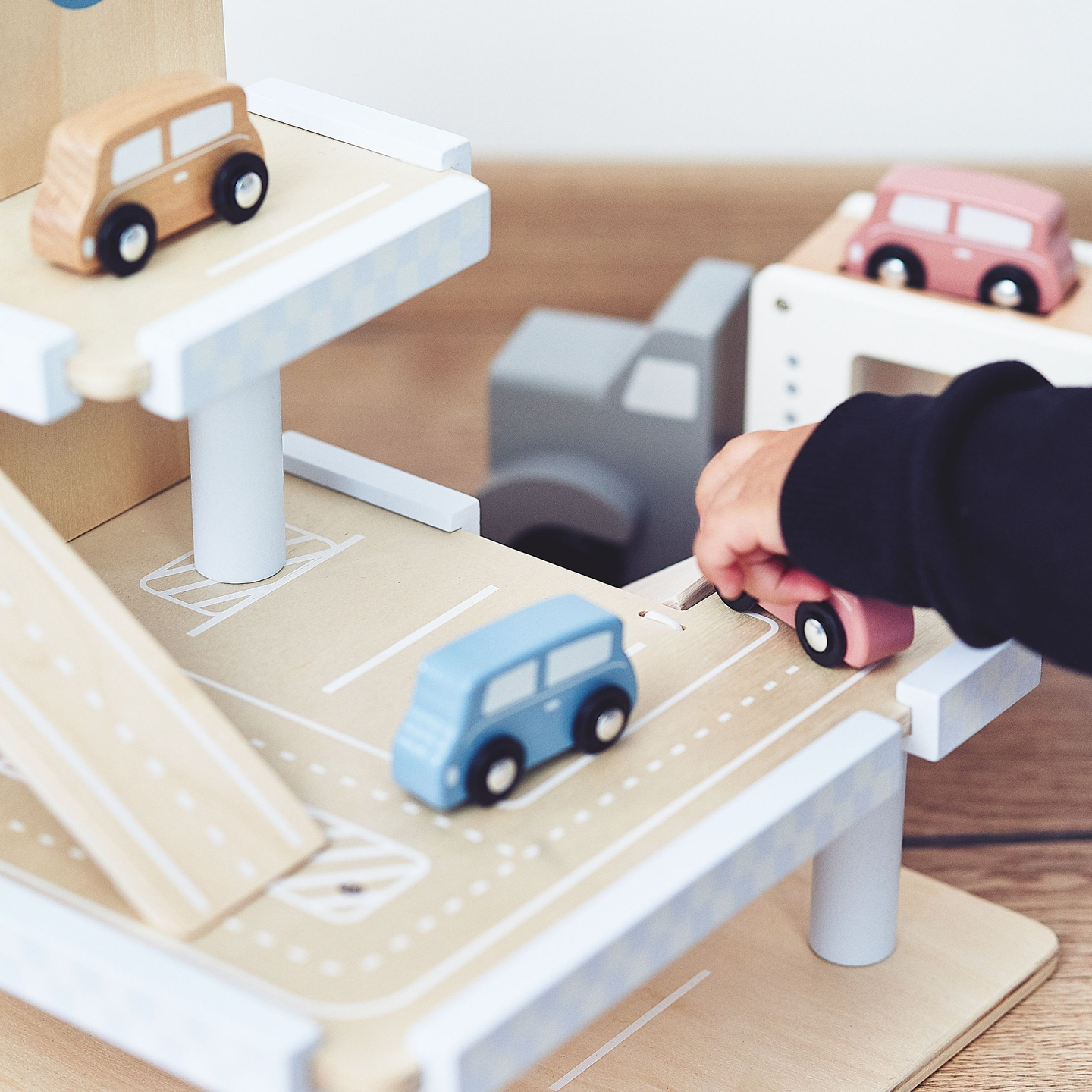 Leseno trinadstropno parkirišče z dvigalom - garaža za avtomobile in helikopter