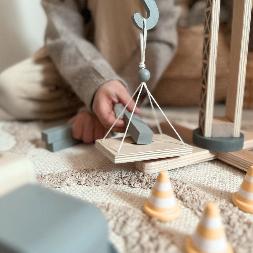 Leseno gradbišče z velikim mobilnim žerjavom in vozili, stolpni žerjav