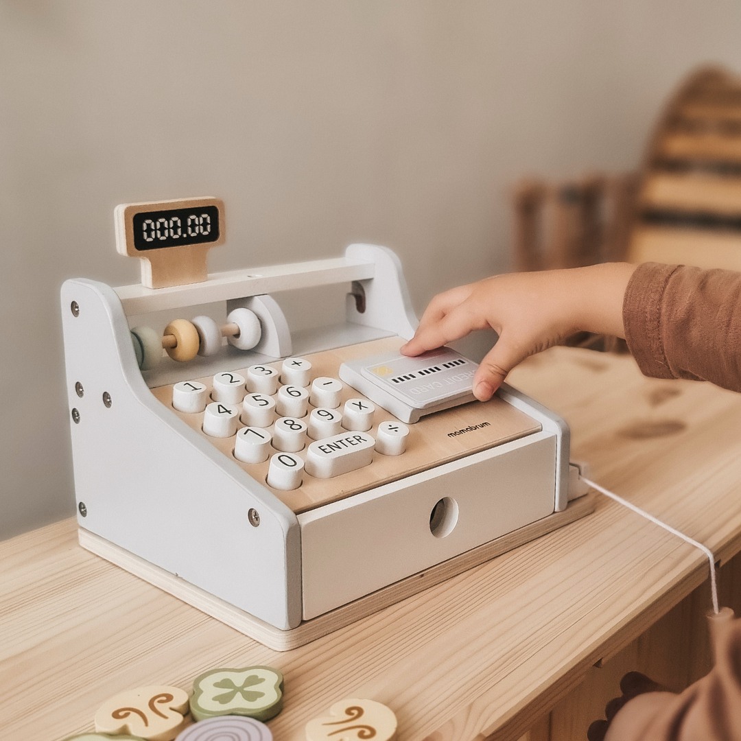 Lesena blagajna z dodatki