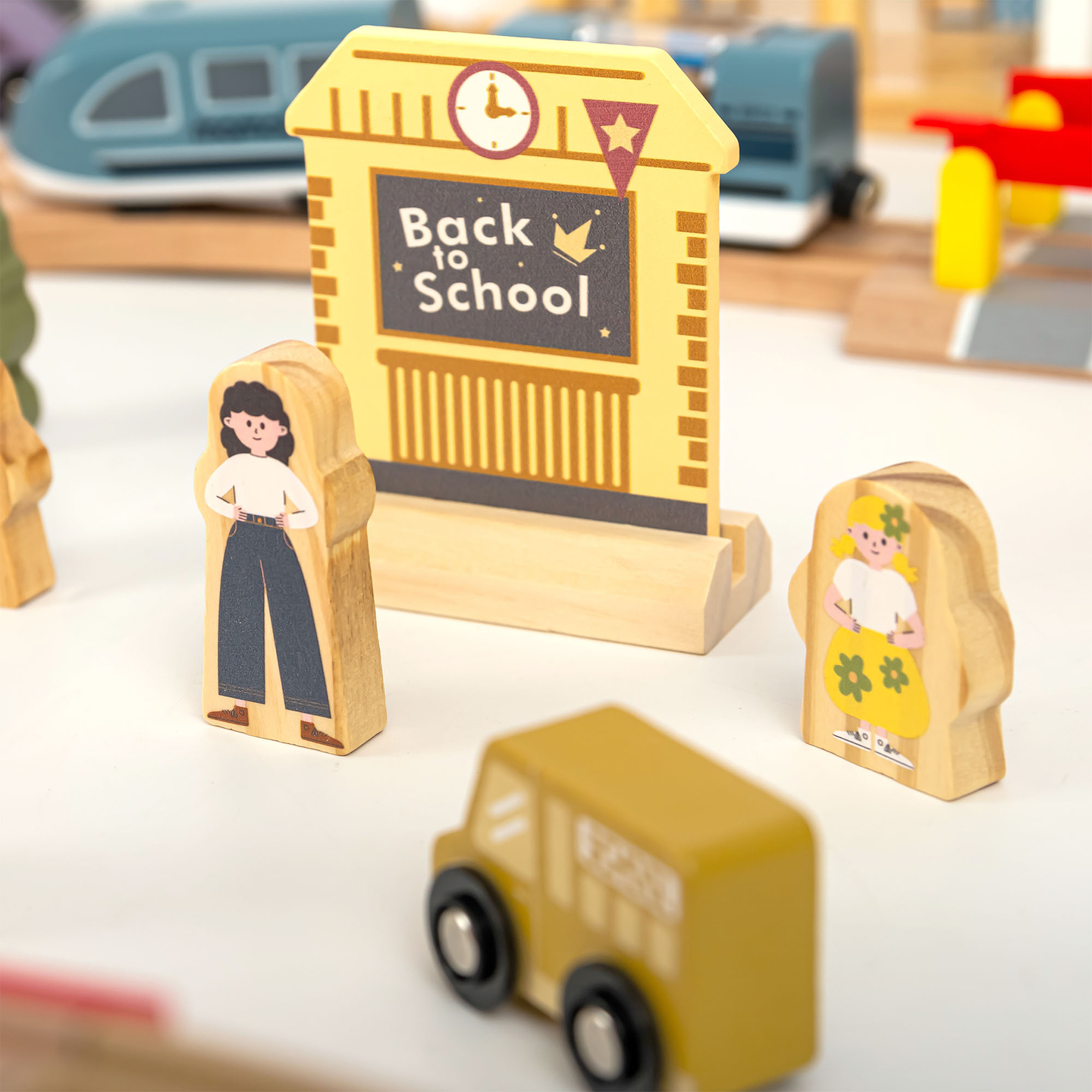 Lesena mestna železnica z električnim vlakom - premikajoči se žerjav, ladja, mostovi