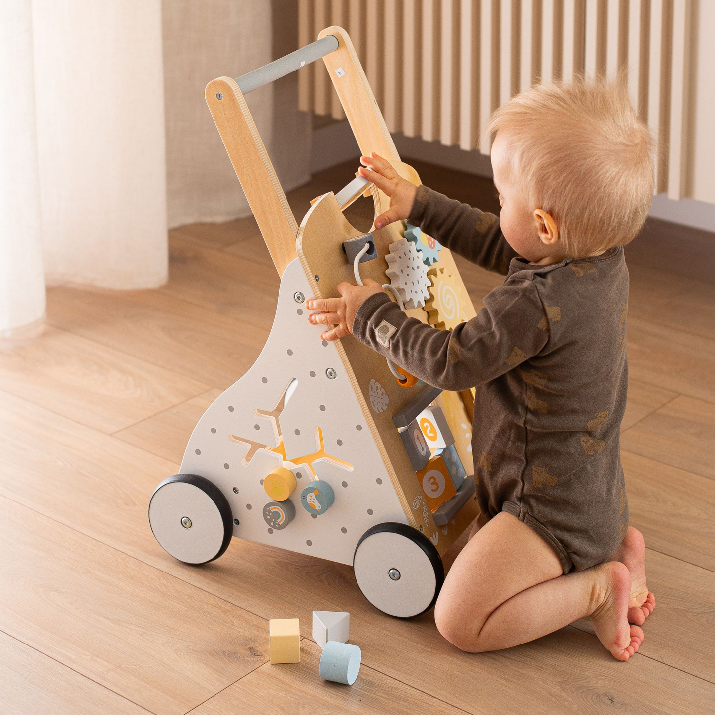 Izobraževalna lesena hodulja 8v1 / potiskalnik za dojenčke - manipulativna tabla