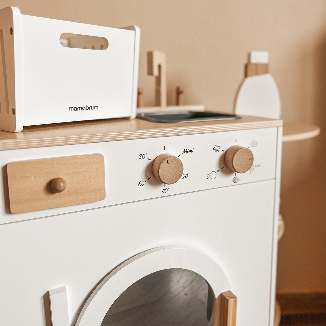 Leseni pralni stroj z likalnikom, košaro in pralno tekočino