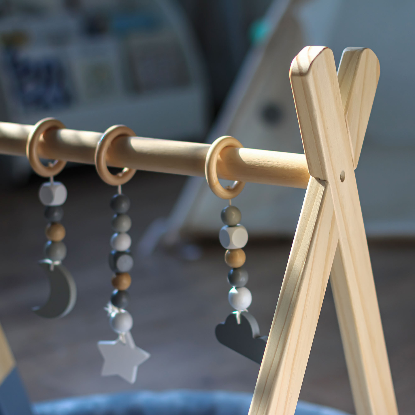 Leseno izobraževalno stojalo Baby Gym - siva barva