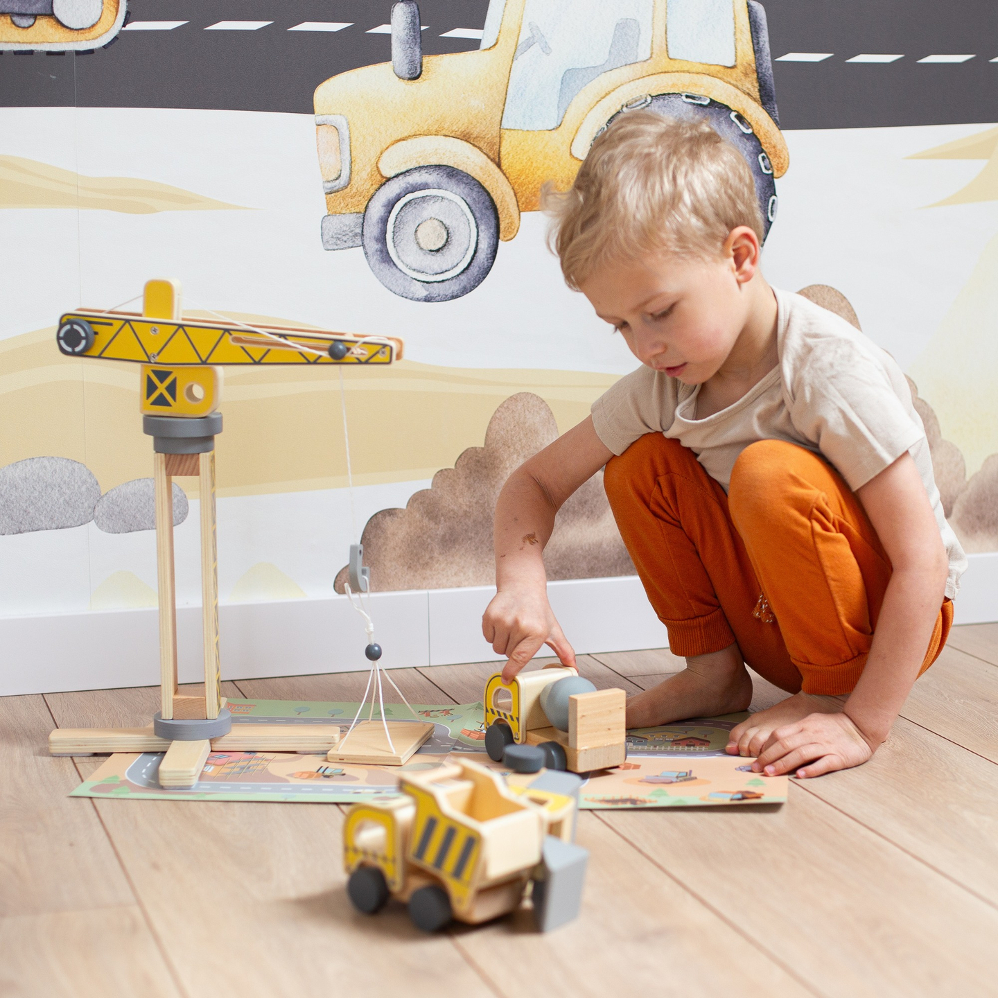 Leseno gradbišče z velikim mobilnim žerjavom in vozili, stolpni žerjav