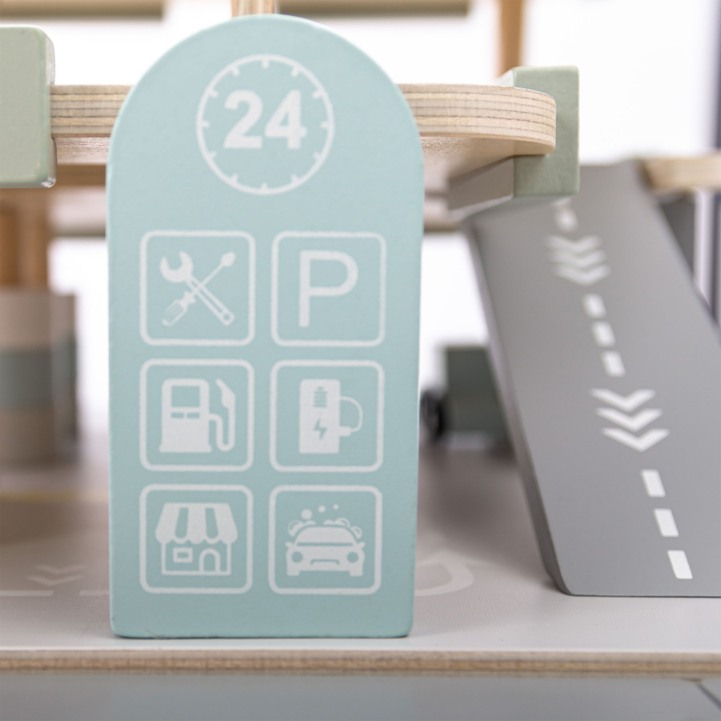 Lesena, trinadstropna garaža za otroke z dodatki – parkirišče, bencinska črpalka, avtopralnica, helikopter