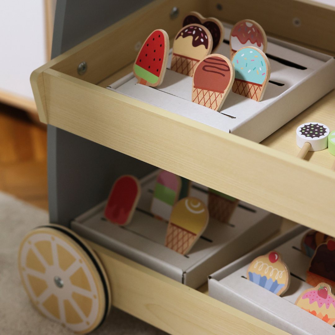 Lesena sladoledarna na kolesih - voziček za sladoled