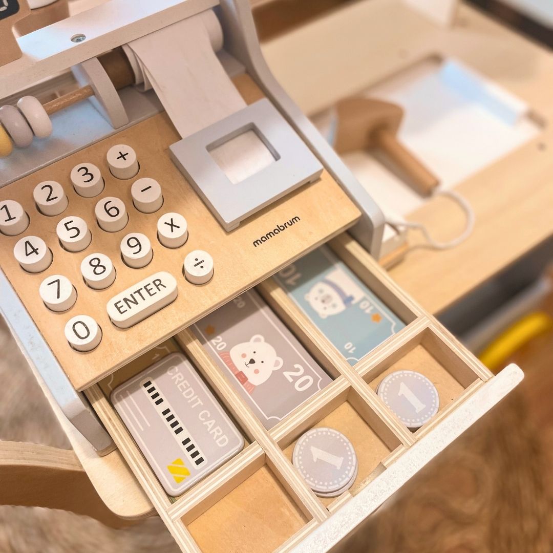 Lesena blagajna z dodatki