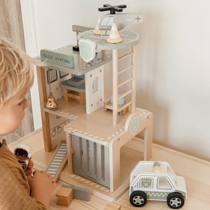 Lesena policijska postaja z dodatki