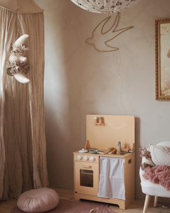 Lesena kuhinja s predpasnikom, dodatki in razsvetljavo LED