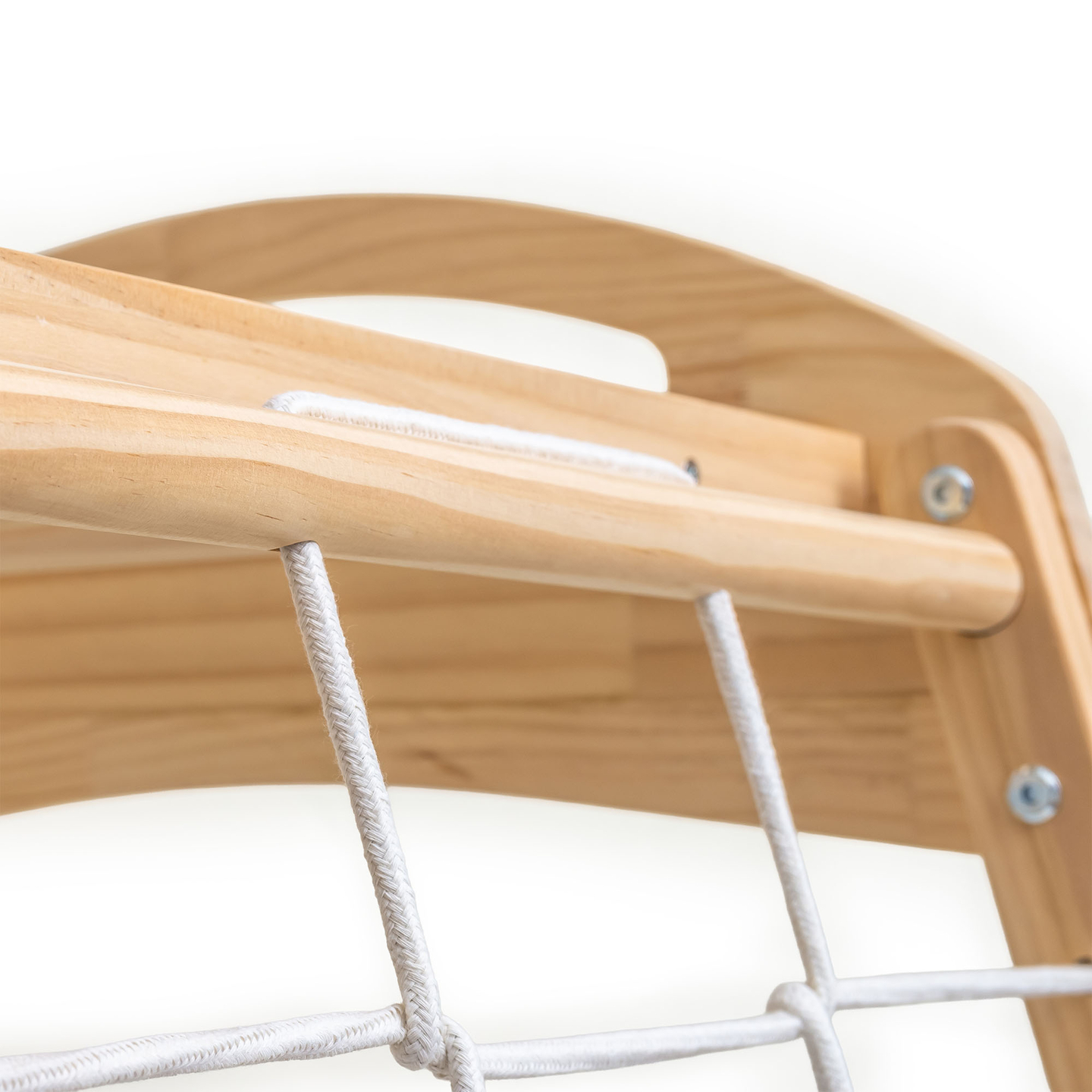 Leseno notranje igrišče z gugalnico, gimnastičnimi obroči in plezalno mrežo