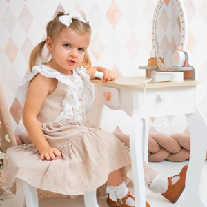 Lesena toaletna mizica s stolčkom in dodatki