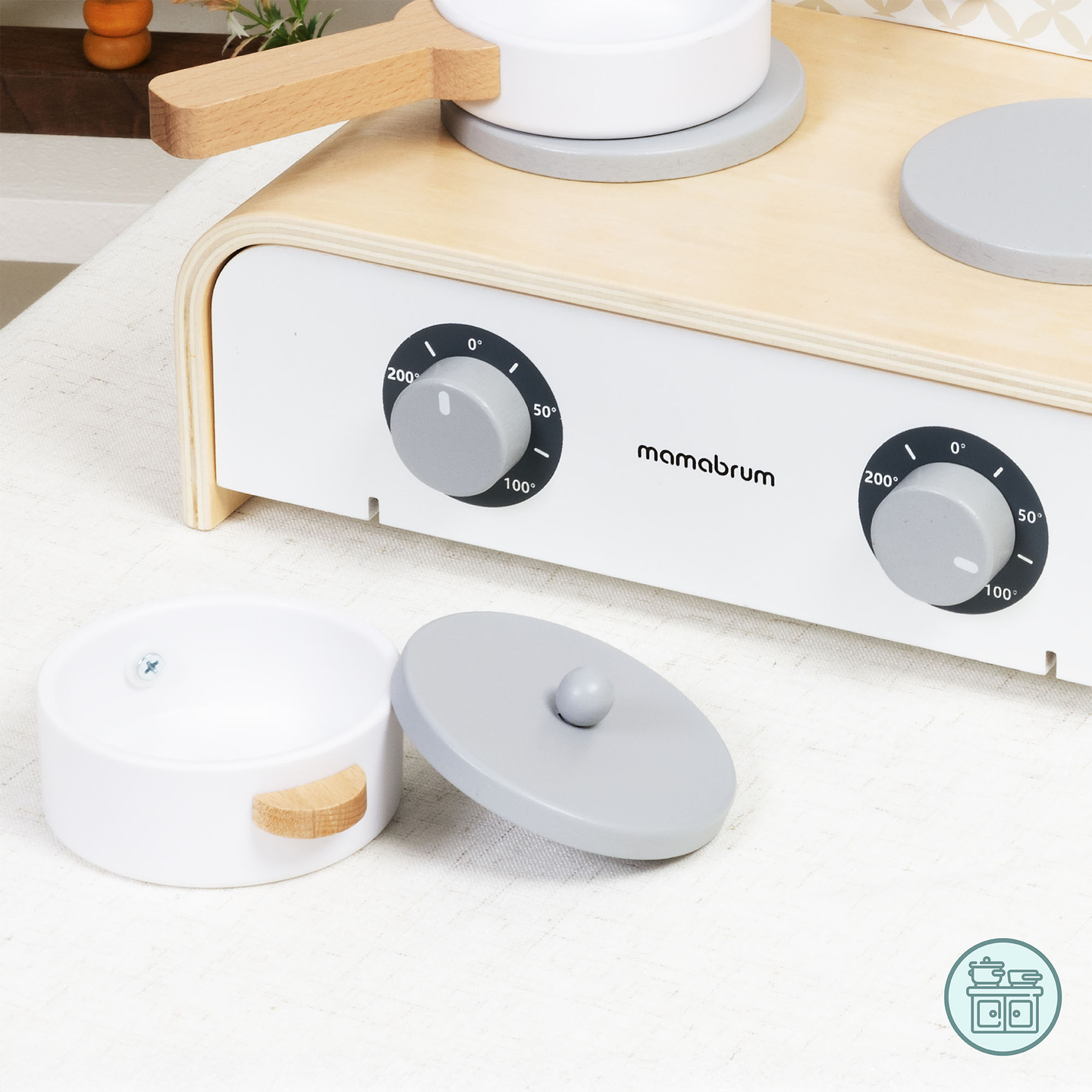 Mamabrum lesena zložljiva kuhinja za otroke - komplet z lonci, kuhinjskimi dodatki in shrambo