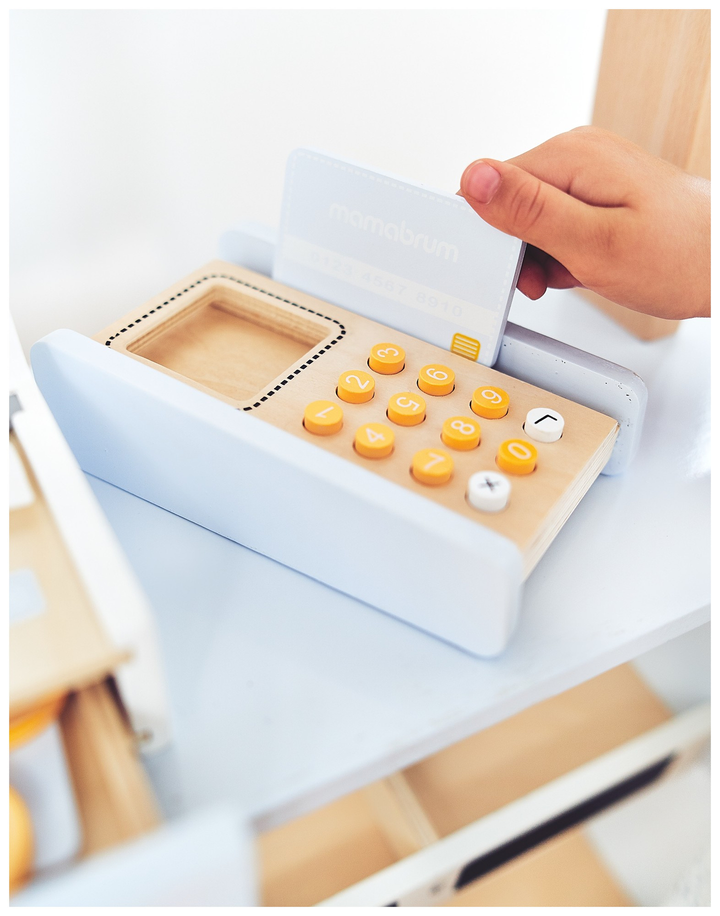 Trgovina z zelenjavo - lesena stojnica z zaboji, blagajno in terminalom