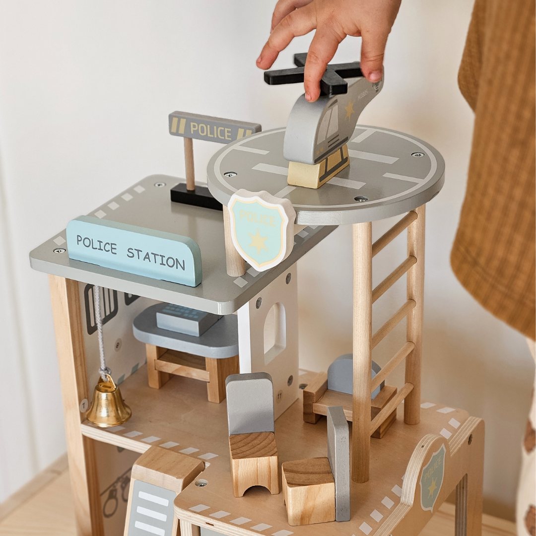 Lesena policijska postaja z dodatki