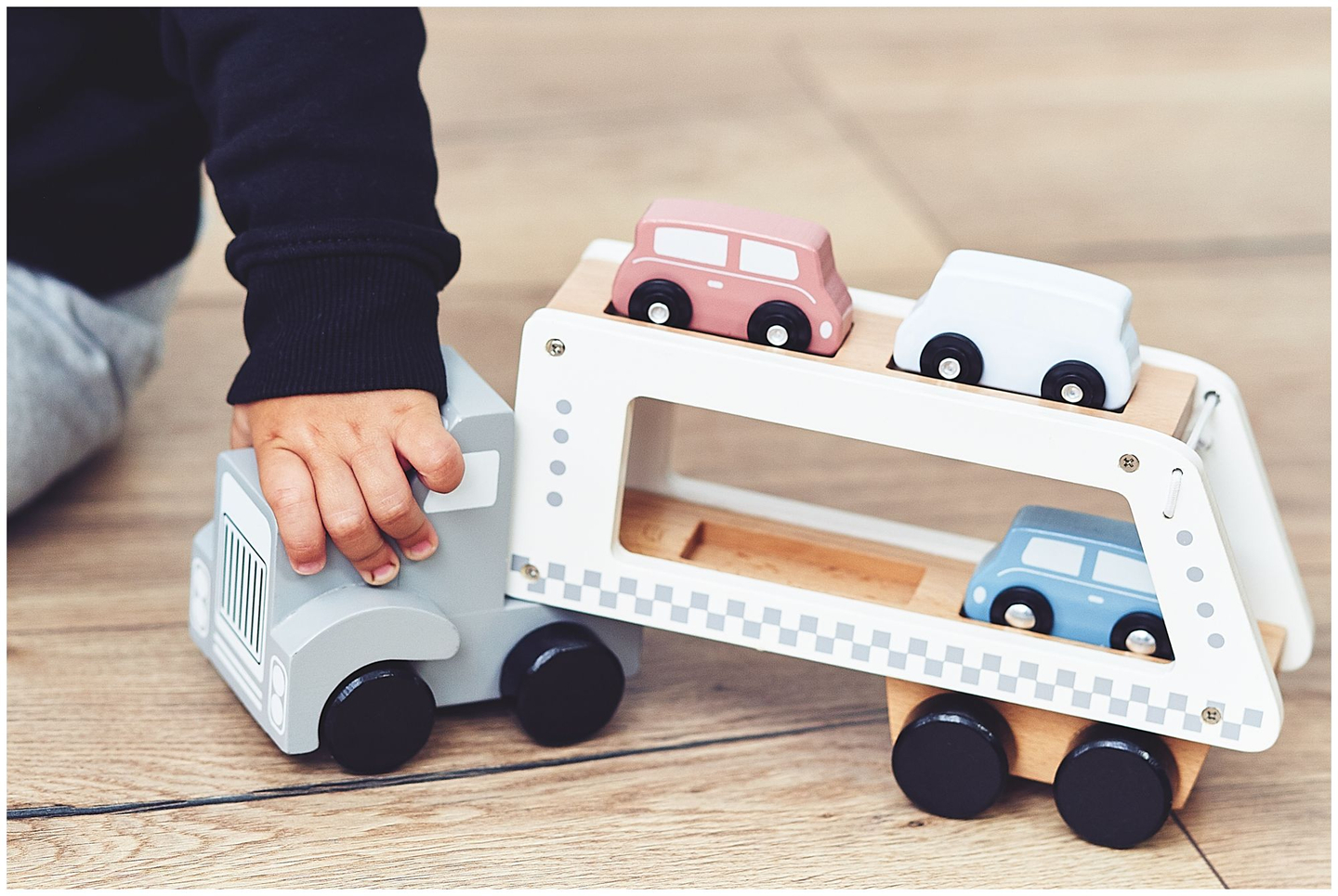 Lesen tovornjak s prikolico s 4 avtomobili