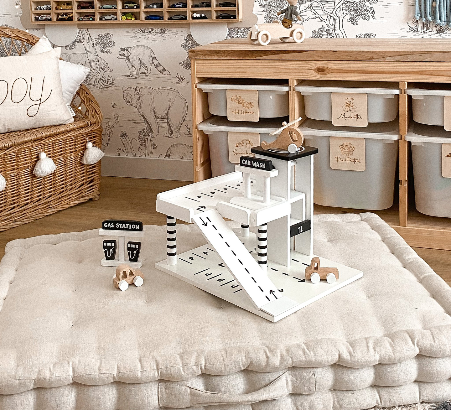 Lesena garaža - večnadstropno parkirišče - avtomobili, dvigalo, helikopter