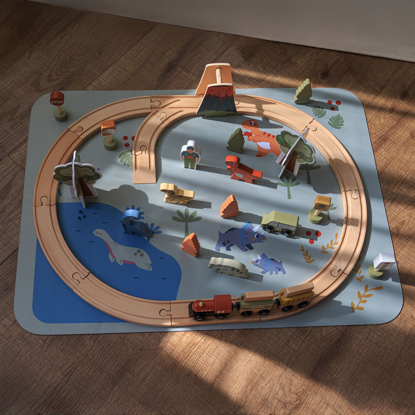 Lesen vlak Dino Park z nedrsečo podlogo - dinozavri, vlak, tiri, vulkan, zvonec