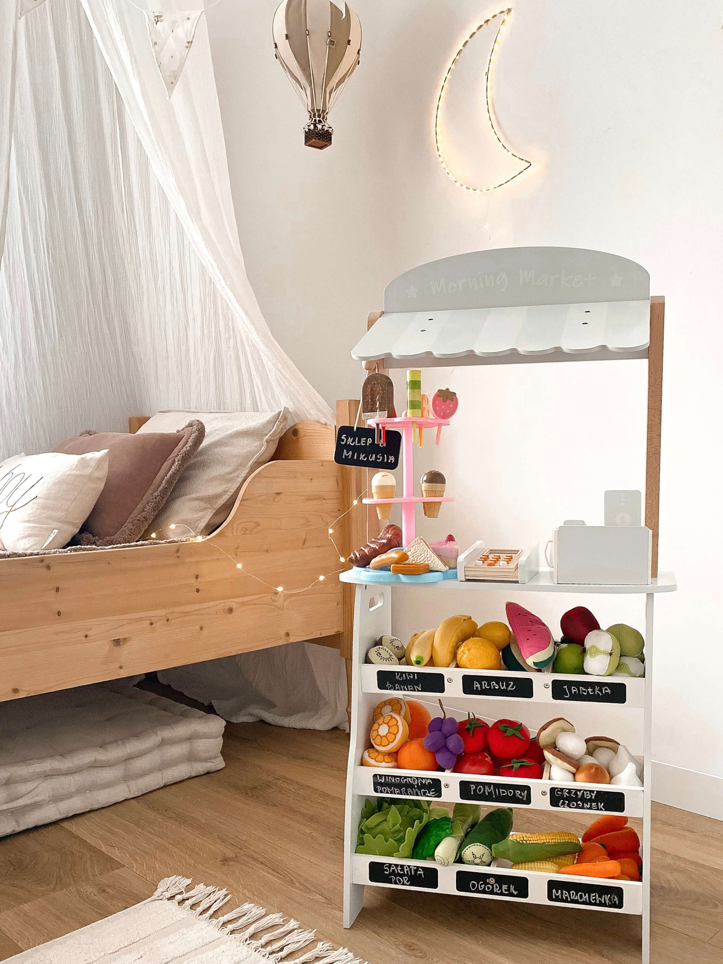 Trgovina z zelenjavo - lesena stojnica z zaboji, blagajno in terminalom