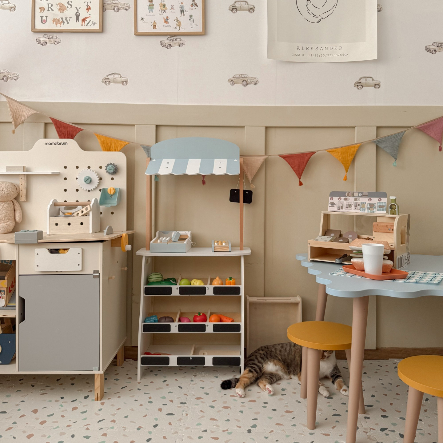 Trgovina z zelenjavo - lesena stojnica z zaboji, blagajno in terminalom