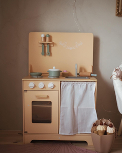 Lesena kuhinja s predpasnikom, dodatki in razsvetljavo LED