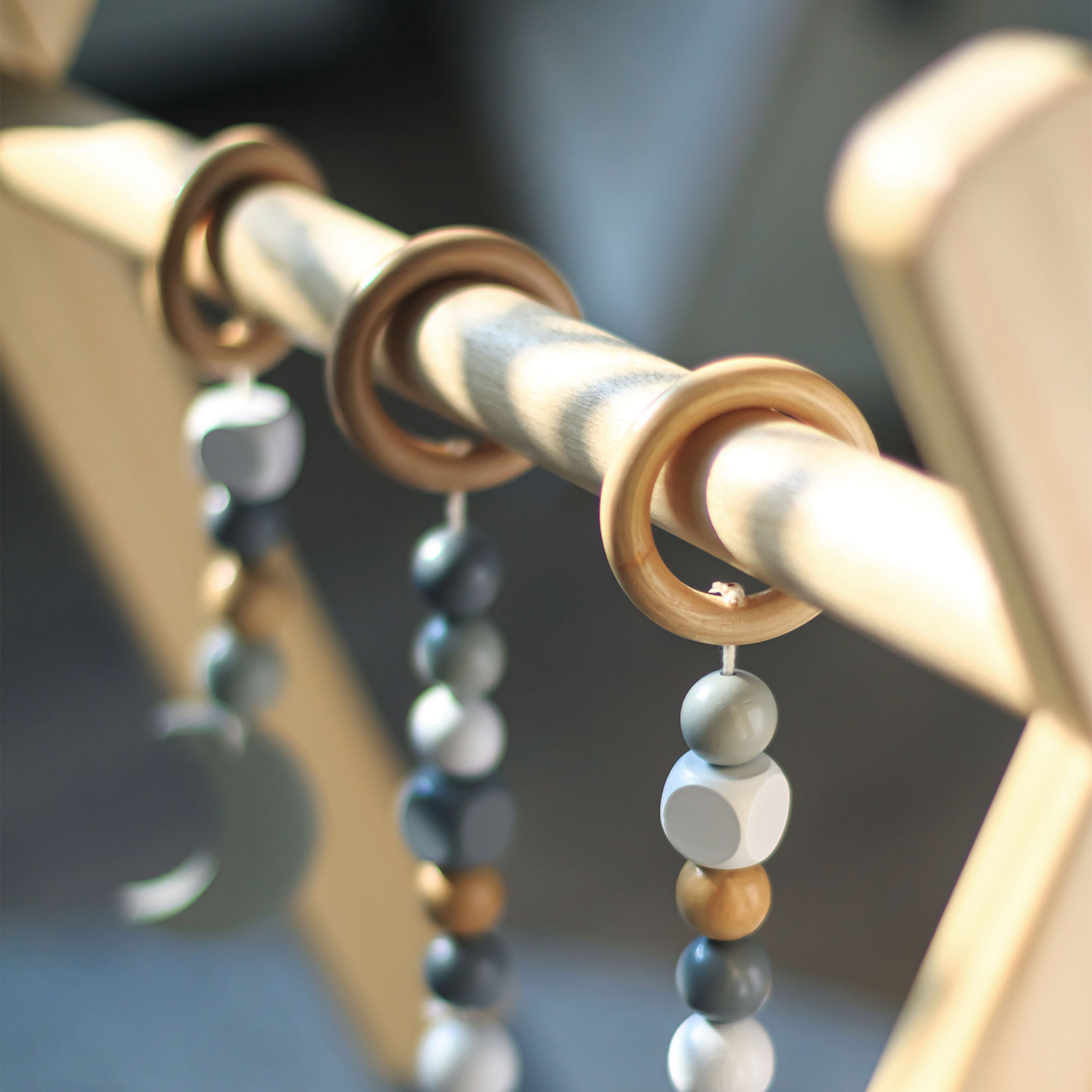 Leseno izobraževalno stojalo Baby Gym - siva barva