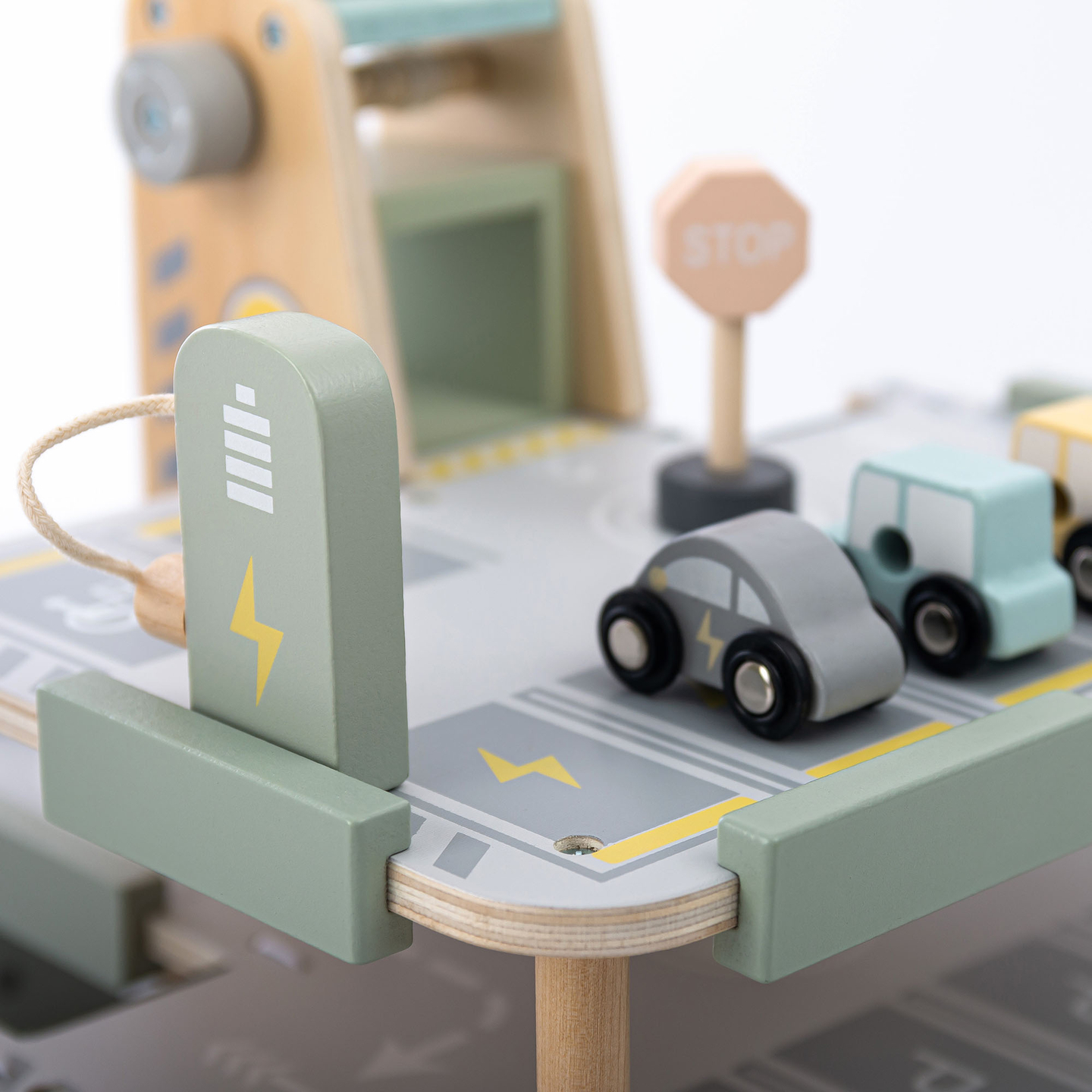 Lesena, trinadstropna garaža za otroke z dodatki – parkirišče, bencinska črpalka, avtopralnica, helikopter