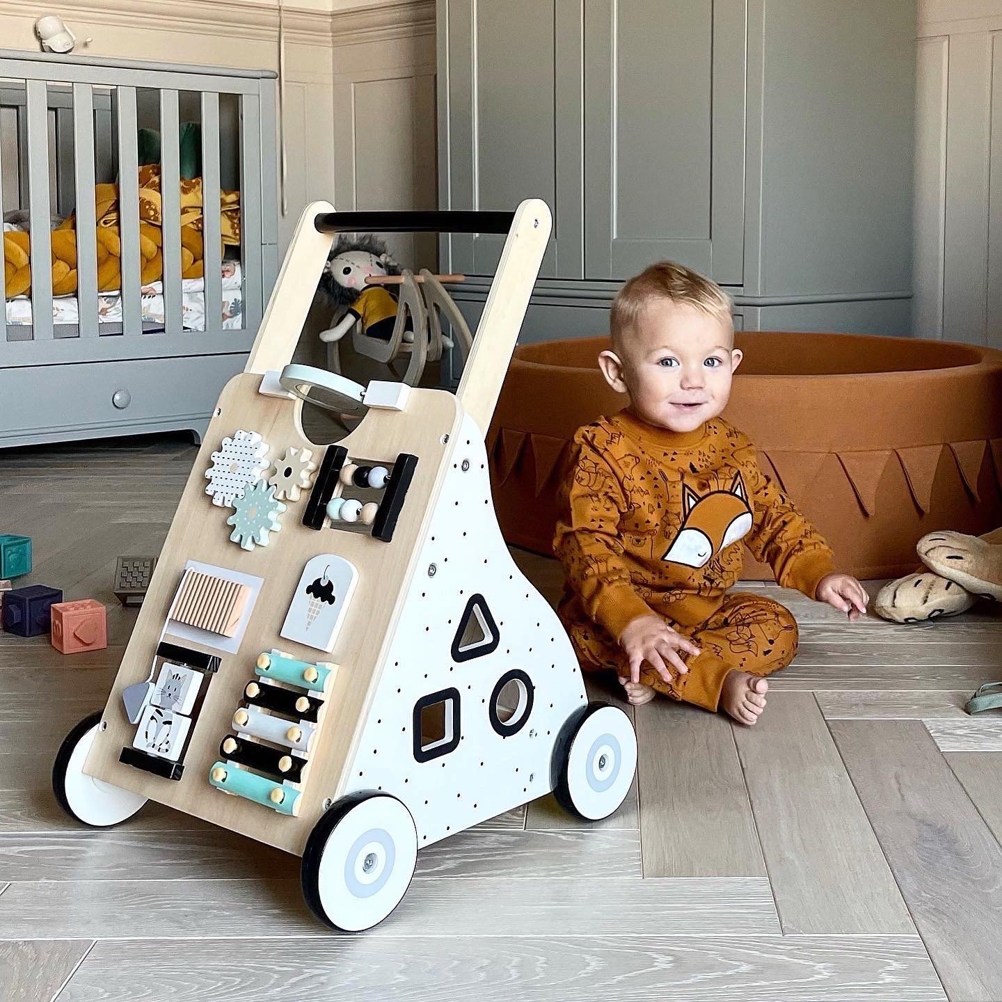 Lesena, izobraževalna otroška hojica / voziček - manipulativna tabla