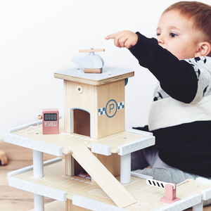 Leseno trinadstropno parkirišče z dvigalom - garaža za avtomobile in helikopter