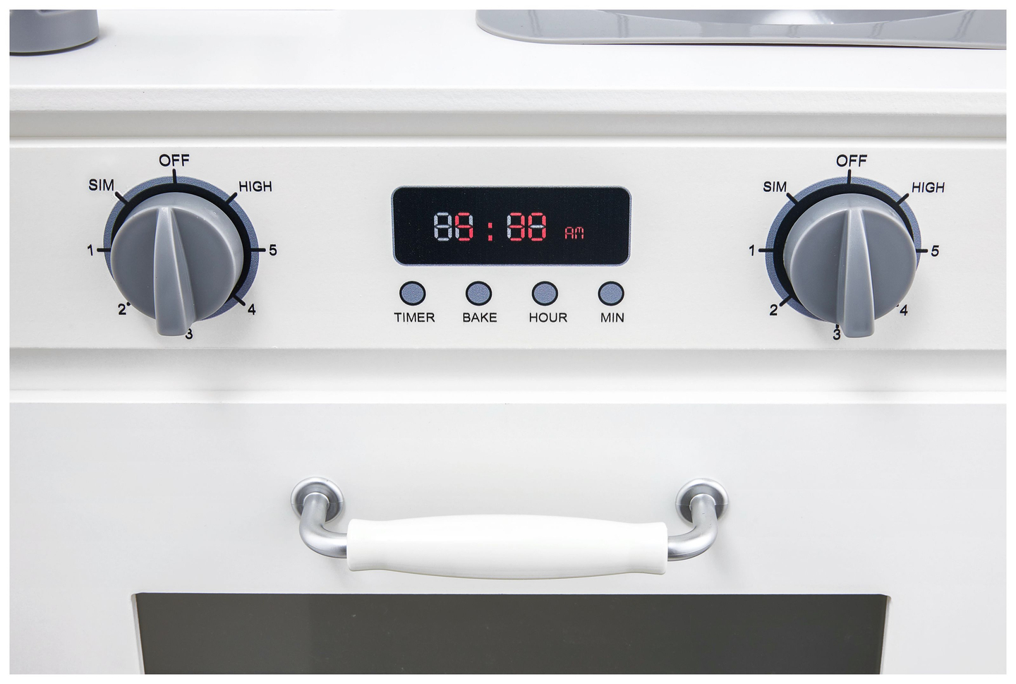 Bela lesena kuhinja s predpasnikom, dodatki in svetilko LED