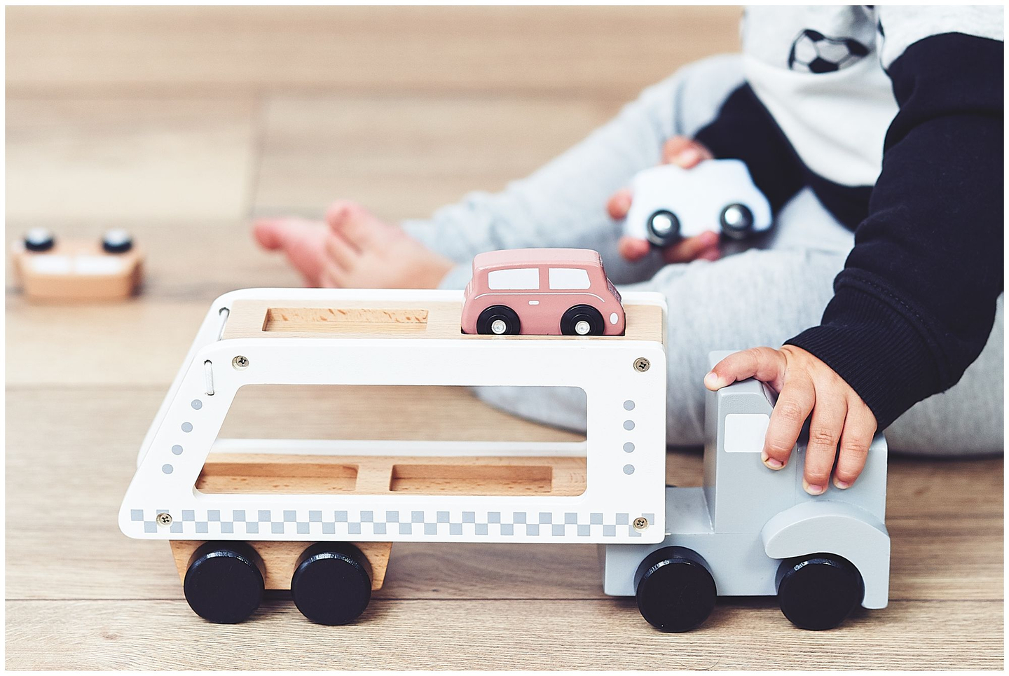 Lesen tovornjak s prikolico s 4 avtomobili