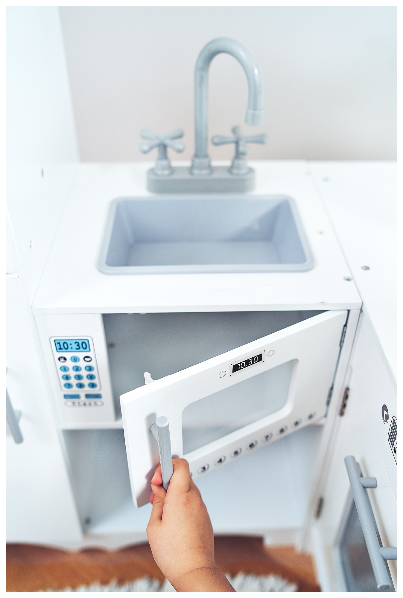 Kotna lesena kuhinja XXXL s hladilnikom, pečico, pralnim strojem, predpasnikom in dodatki