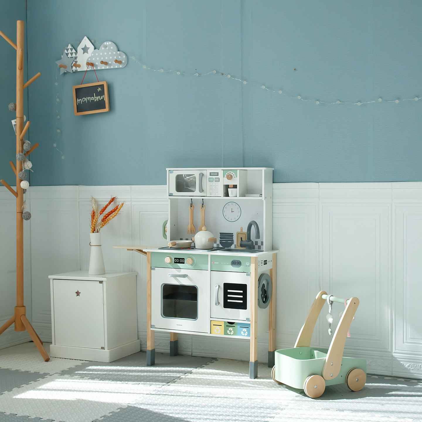 Interaktivna kuhinja s pralnim strojem, pomivalnim strojem in tablo