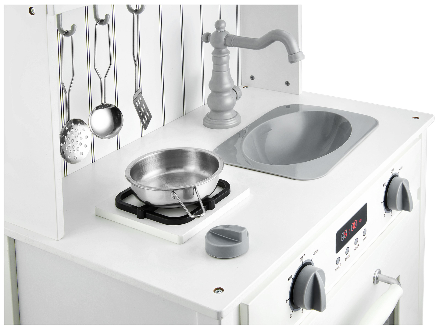 Bela lesena kuhinja s predpasnikom, dodatki in svetilko LED