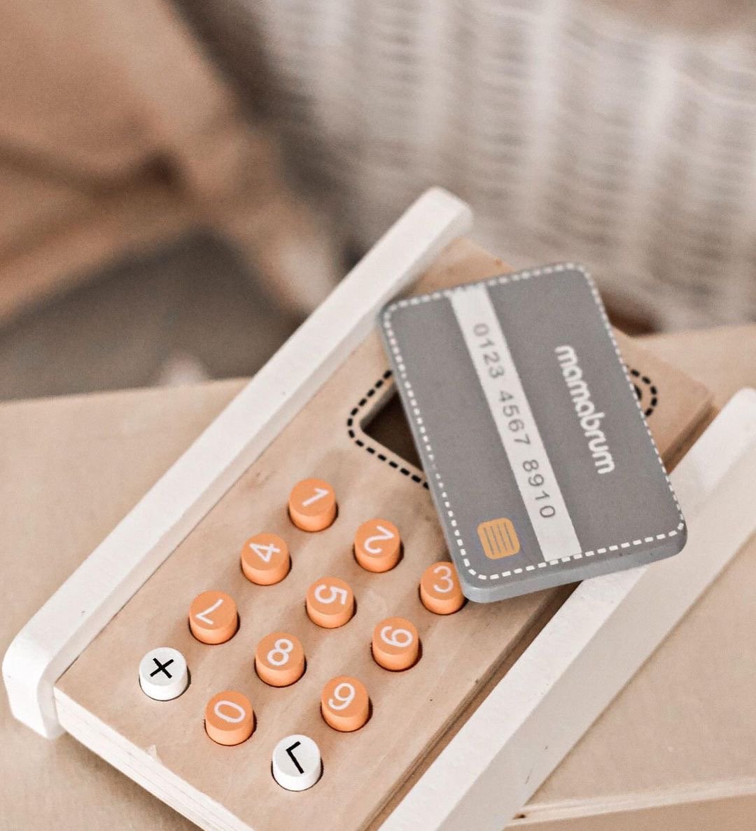 Mini market - trgovina s tehtnico, terminalom, plačilno kartico in sadjem