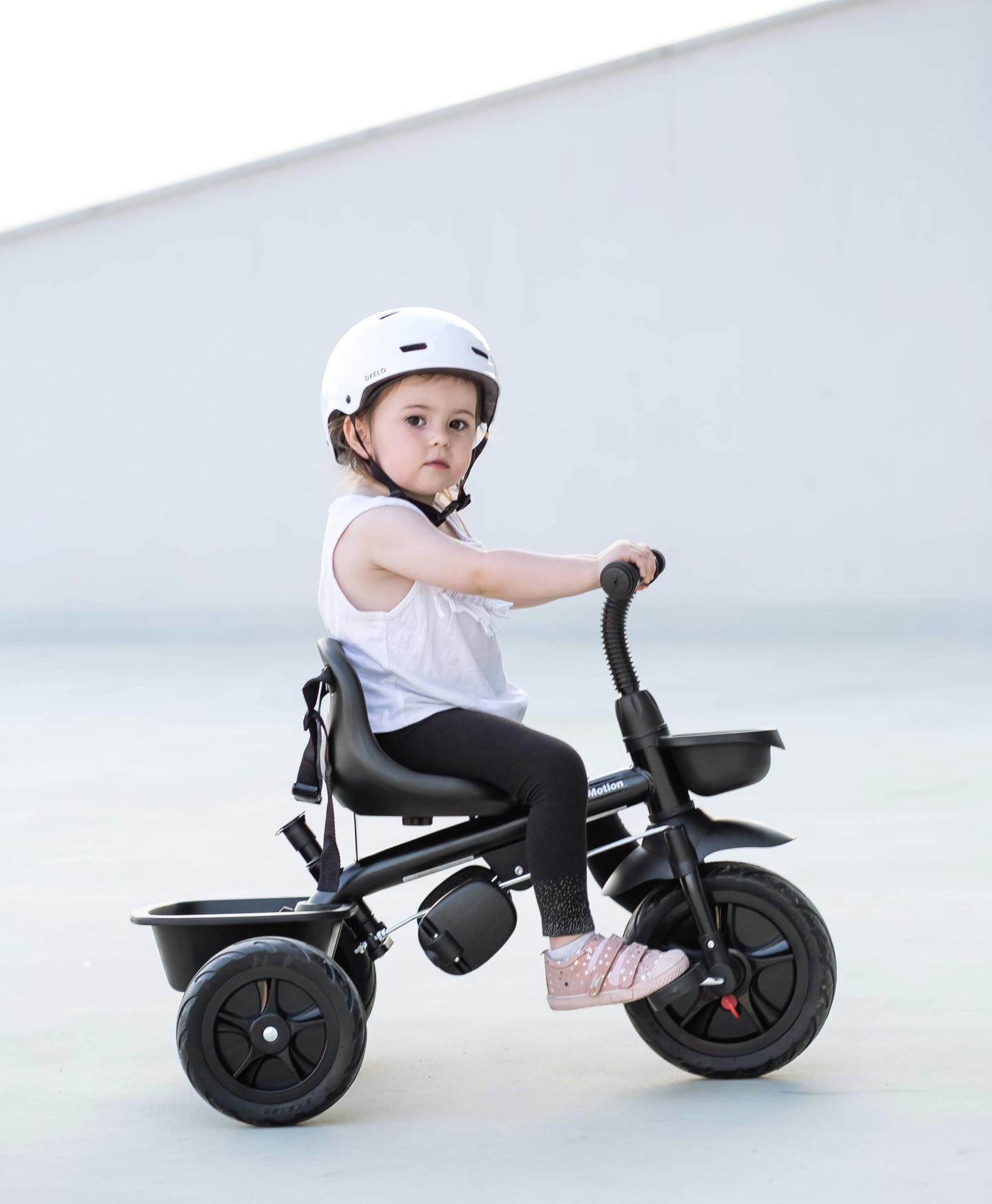 HyperMotion TOBI VECTOR tricikel - večna napihljiva kolesa + tlačilka. Barva: črna.