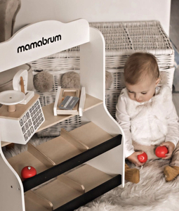 Mini market - trgovina s tehtnico, terminalom, plačilno kartico in sadjem