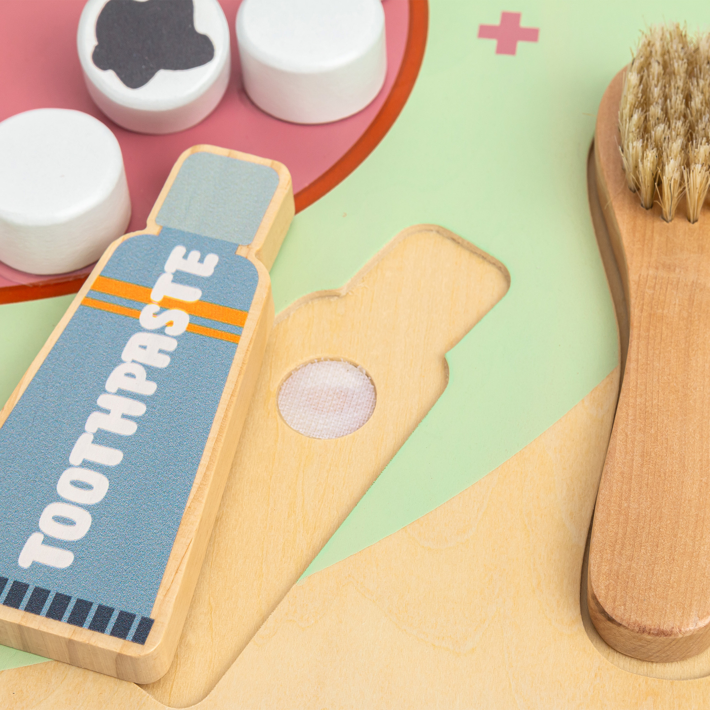 Lesena Montessori izobraževalna tabla Mali zobozdravnik - zobna ščetka, zobna pasta, odstranljivi zobje, ogledalo, hrana, učni okusi