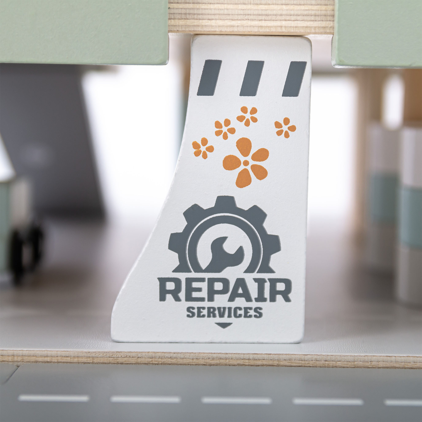 Lesena, trinadstropna garaža za otroke z dodatki – parkirišče, bencinska črpalka, avtopralnica, helikopter