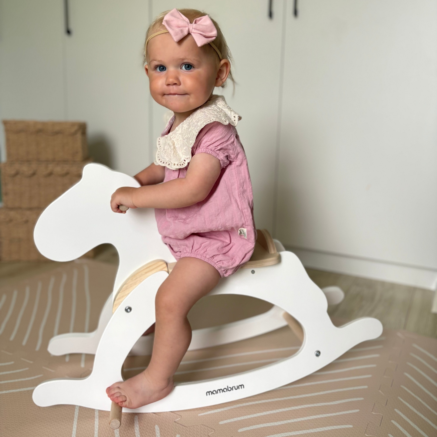 Leseni gugalni konjiček - bel - od 12 mesecev.