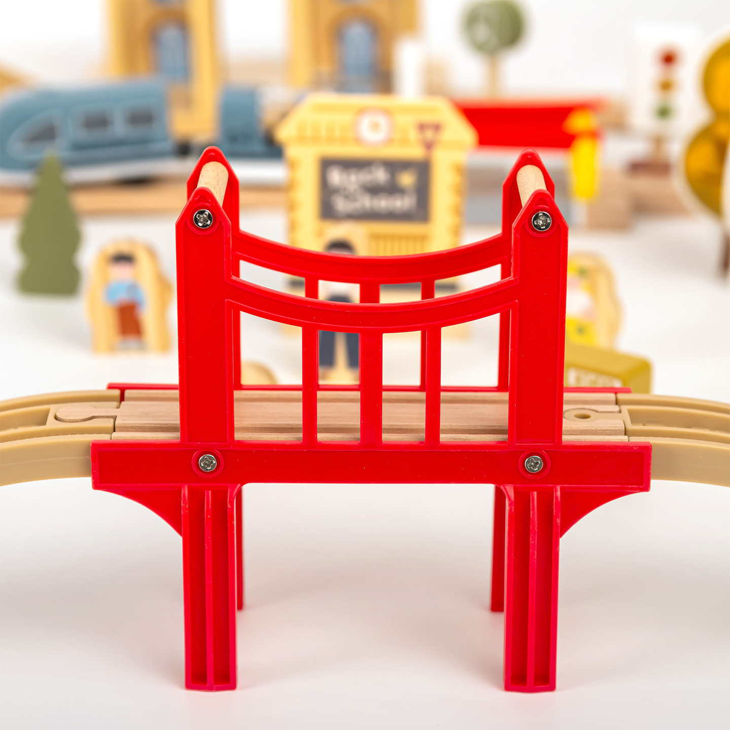 Lesena mestna železnica z električnim vlakom - premikajoči se žerjav, ladja, mostovi