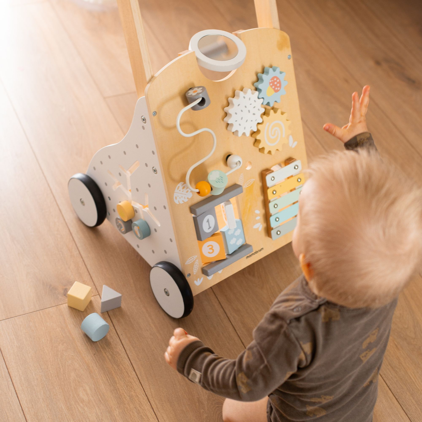 Izobraževalna lesena hodulja 8v1 / potiskalnik za dojenčke - manipulativna tabla