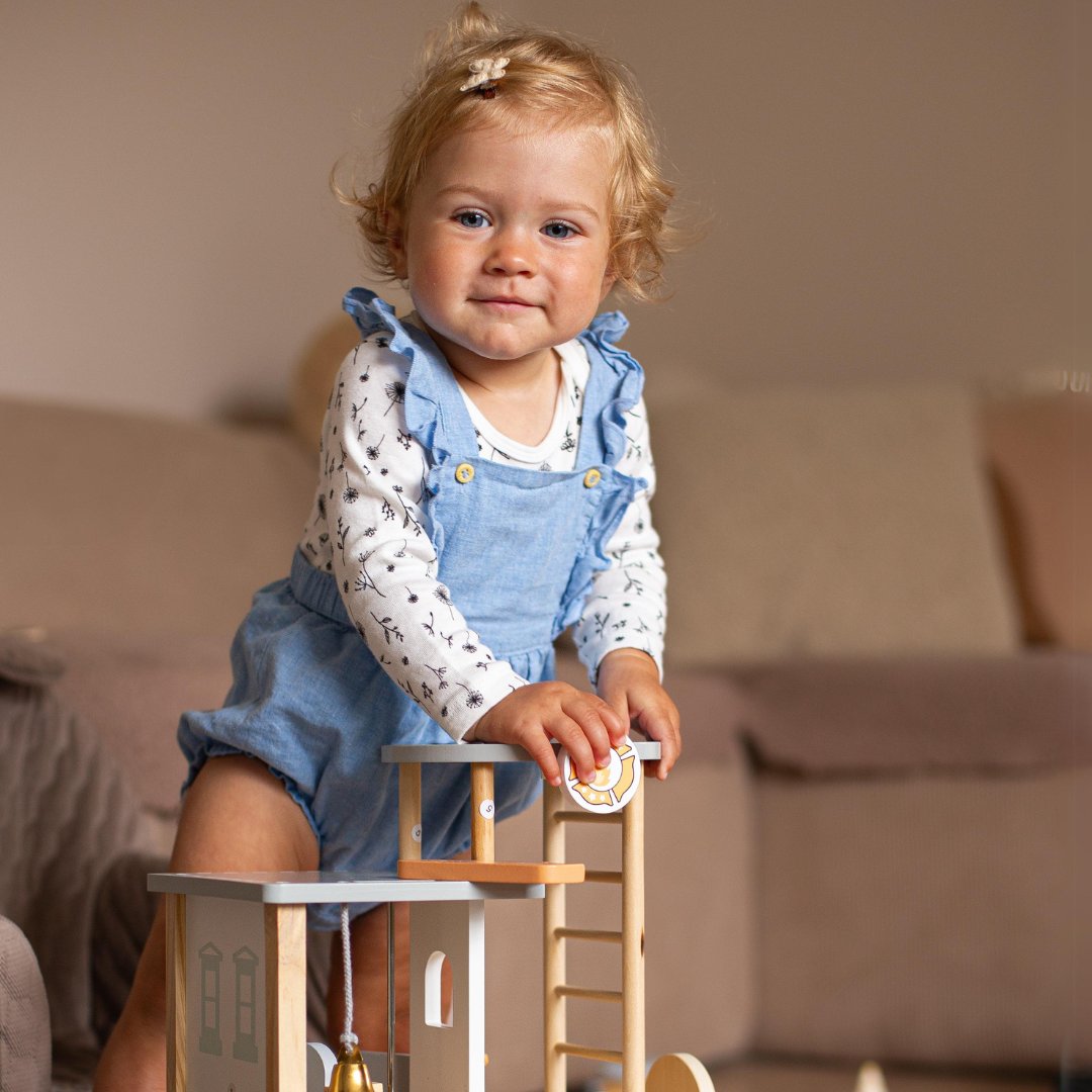 Lesena gasilska postaja z dodatki, gasilska brigada