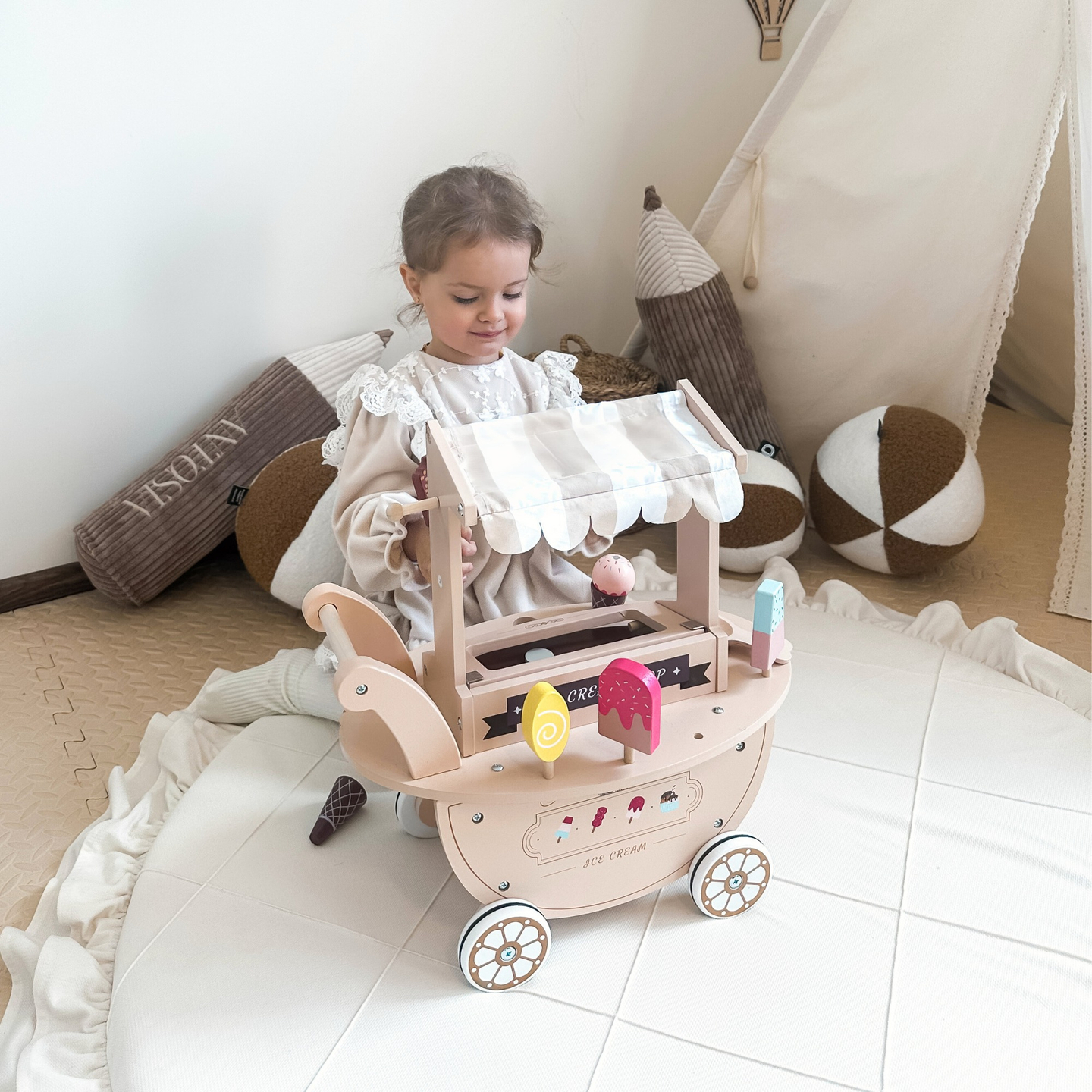 Lesena sladoledarna za otroke - voziček na kolesih z dodatki