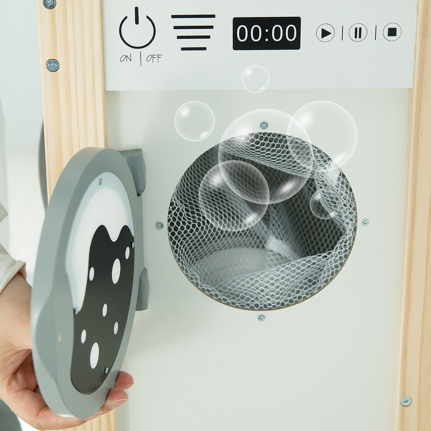 Interaktivna kuhinja s pralnim strojem, pomivalnim strojem in tablo