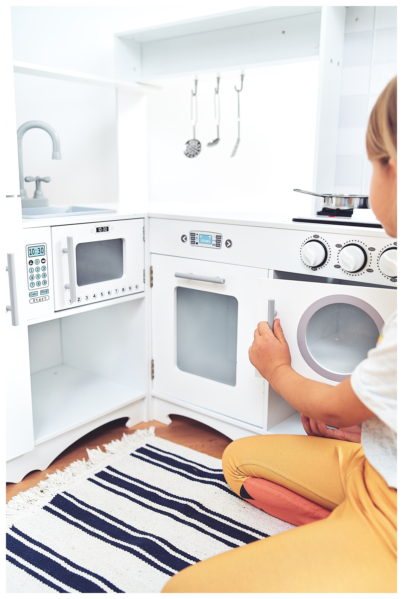 Kotna lesena kuhinja XXXL s hladilnikom, pečico, pralnim strojem, predpasnikom in dodatki