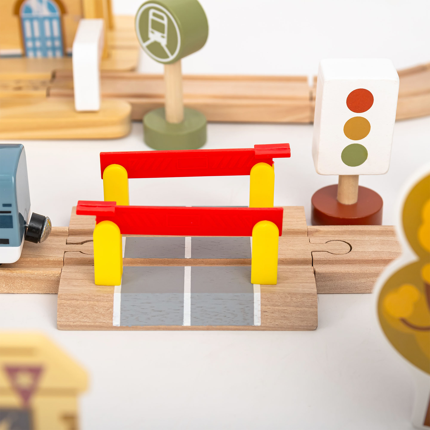 Lesena mestna železnica z električnim vlakom - premikajoči se žerjav, ladja, mostovi