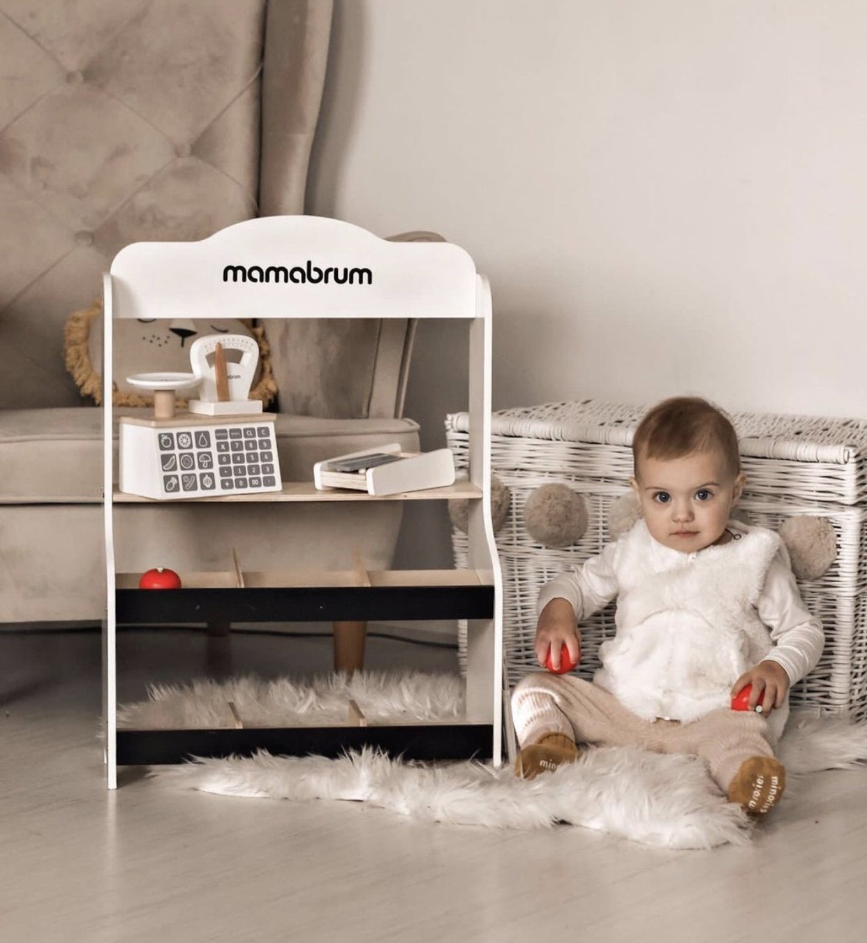 Mini market - trgovina s tehtnico, terminalom, plačilno kartico in sadjem