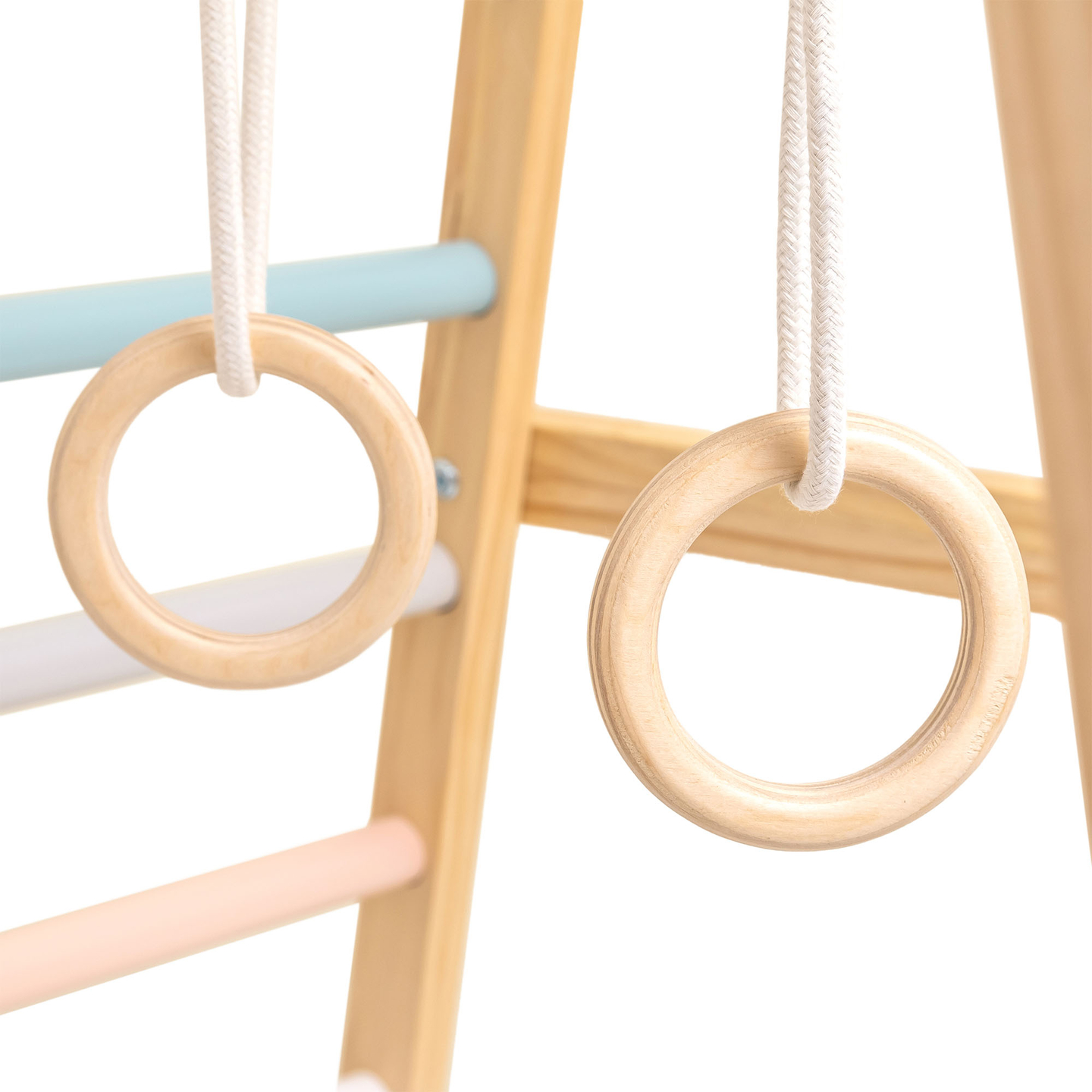 Leseno notranje igrišče z gugalnico, gimnastičnimi obroči in plezalno mrežo